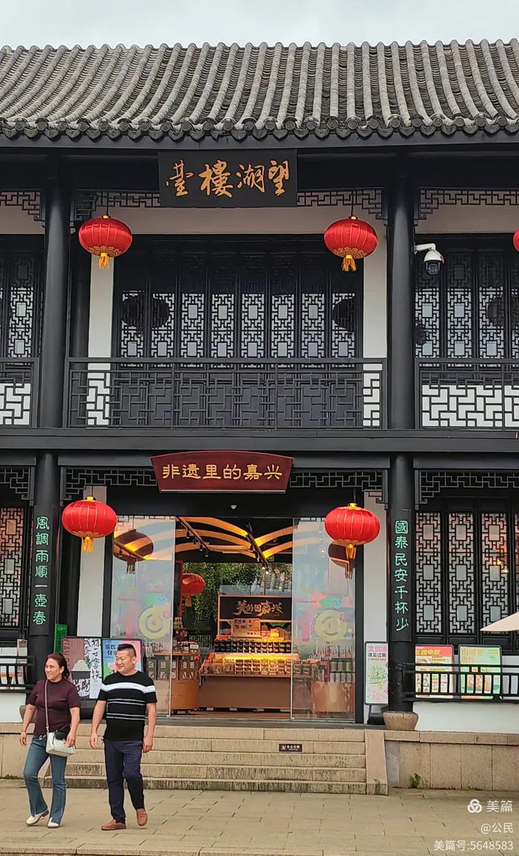 会景园内有三面环水的假山瀑布,醉仙楼,红菱廊,望湖茶楼